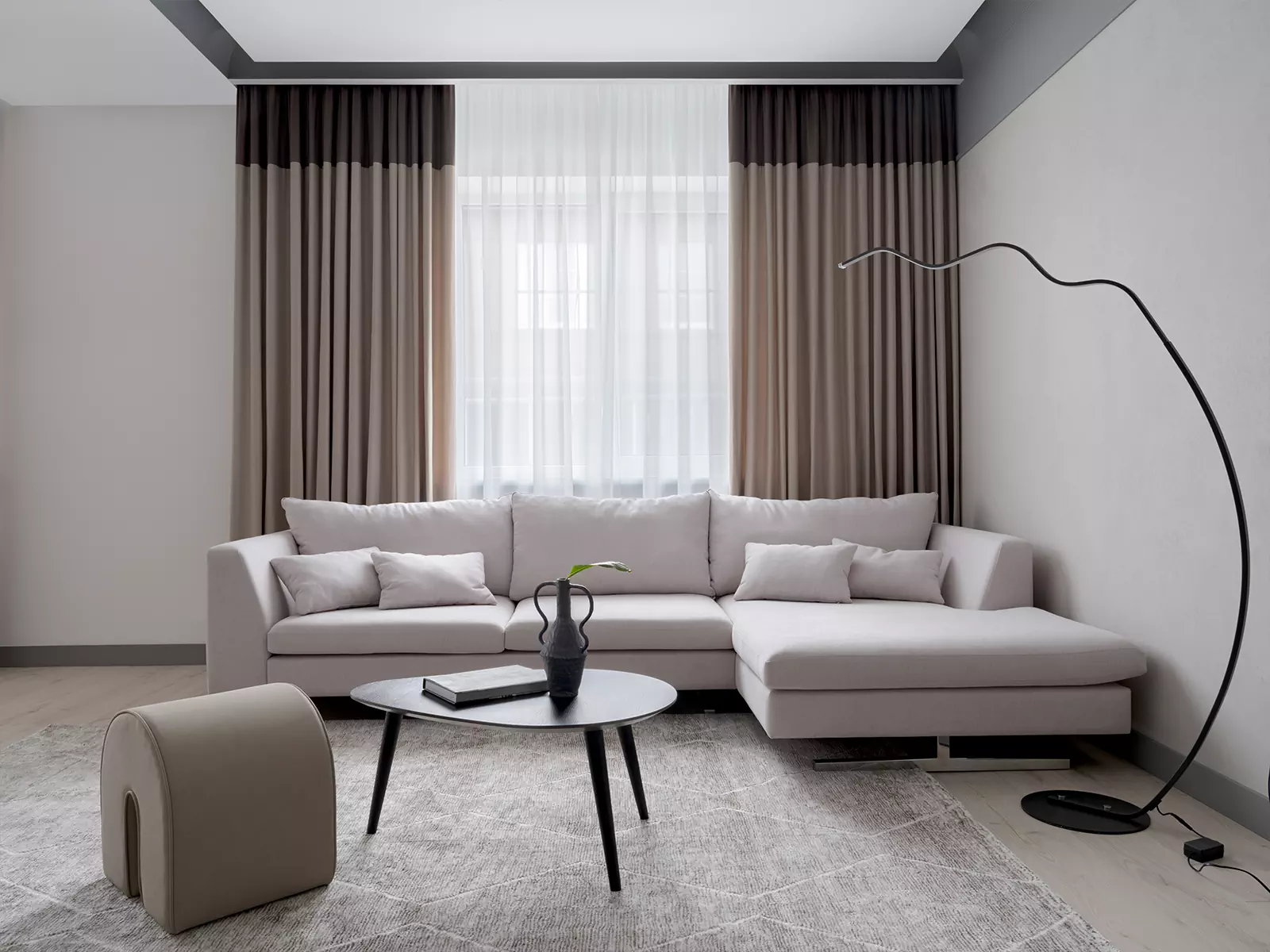 Четкая геометрия и перегородки из тонированного стекла в интерьере частного дома — проект студии YUMMY interior