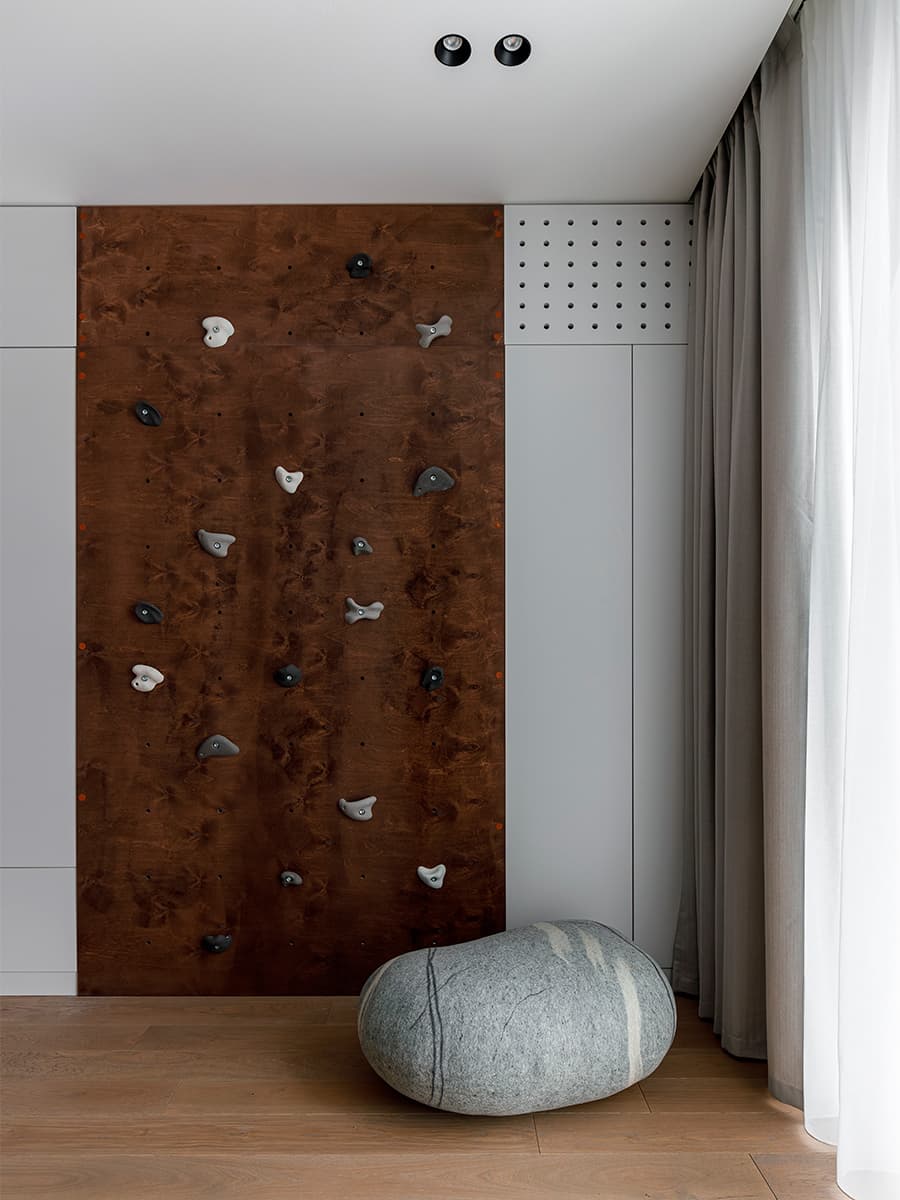 Стильный монохром и акценты из искусственного камня в интерьере квартиры с зимним садом — проект Анны Шаповаловой