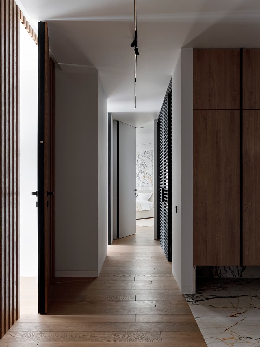 Стильный монохром и акценты из искусственного камня в интерьере квартиры с зимним садом — проект Анны Шаповаловой