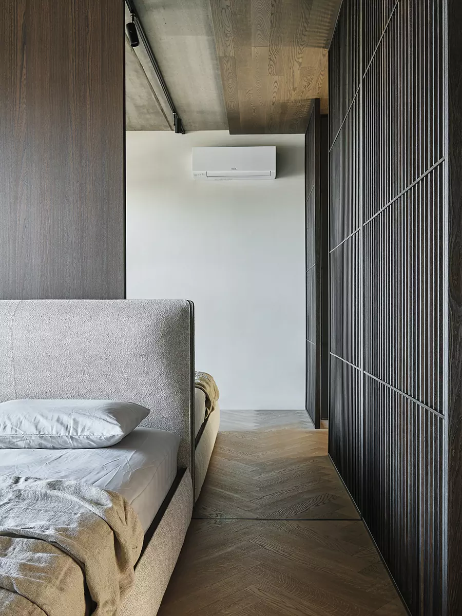 Необычный деревянный потолок и ритмичные рейки в медитативном интерьере квартиры — проект Валентины Агейкиной