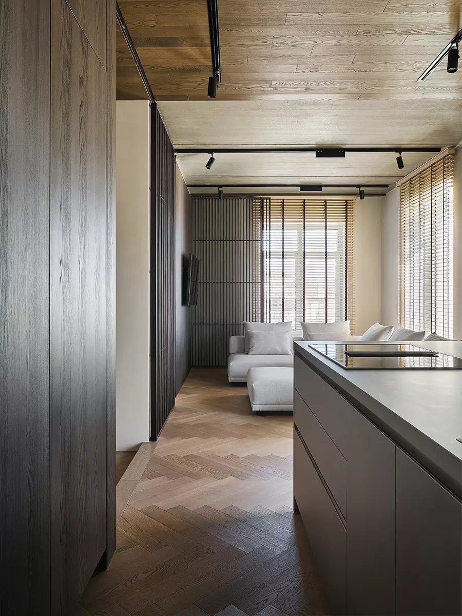 Необычный деревянный потолок и ритмичные рейки в медитативном интерьере квартиры — проект Валентины Агейкиной