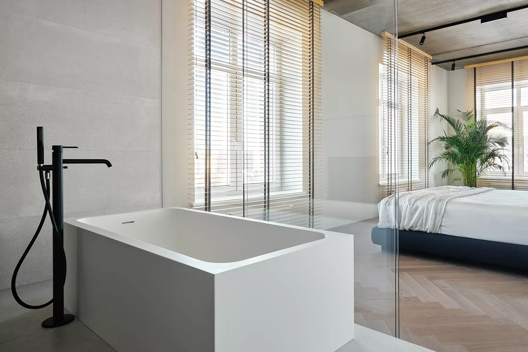 Необычный деревянный потолок и ритмичные рейки в медитативном интерьере квартиры — проект Валентины Агейкиной