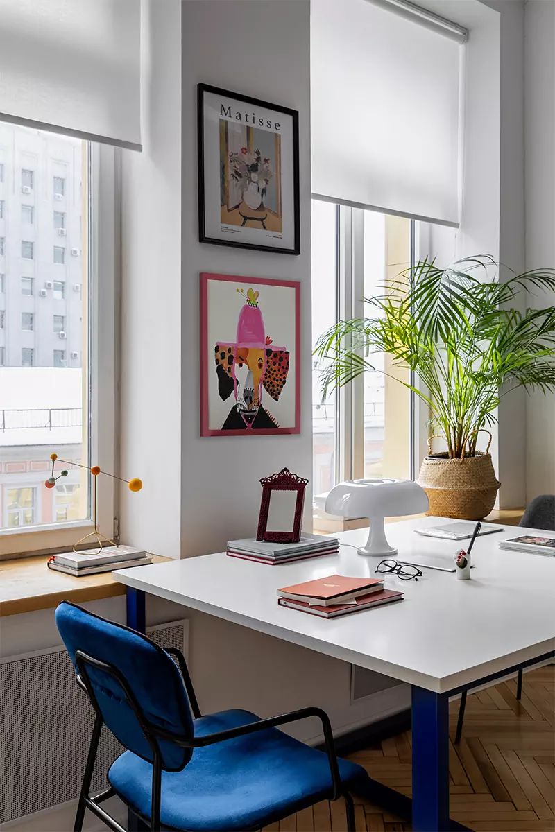 Постеры, контрастные детали и кирпичная кладка конца XVIII века в интерьере московского офиса — проект студии «ПЕТРОВА | АНДРОНОВА»