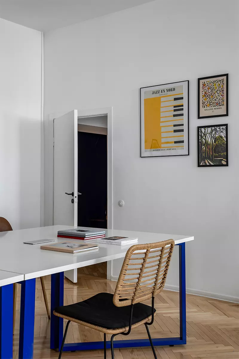 Постеры, контрастные детали и кирпичная кладка конца XVIII века в интерьере московского офиса — проект студии «ПЕТРОВА | АНДРОНОВА»