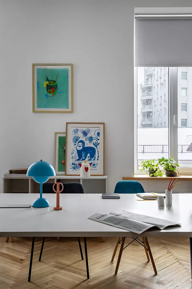 Постеры, контрастные детали и кирпичная кладка конца XVIII века в интерьере московского офиса — проект студии «ПЕТРОВА | АНДРОНОВА»