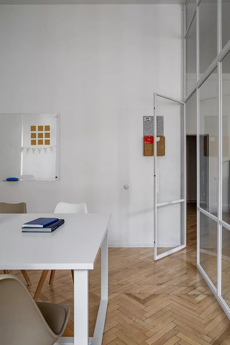 Постеры, контрастные детали и кирпичная кладка конца XVIII века в интерьере московского офиса — проект студии «ПЕТРОВА | АНДРОНОВА»