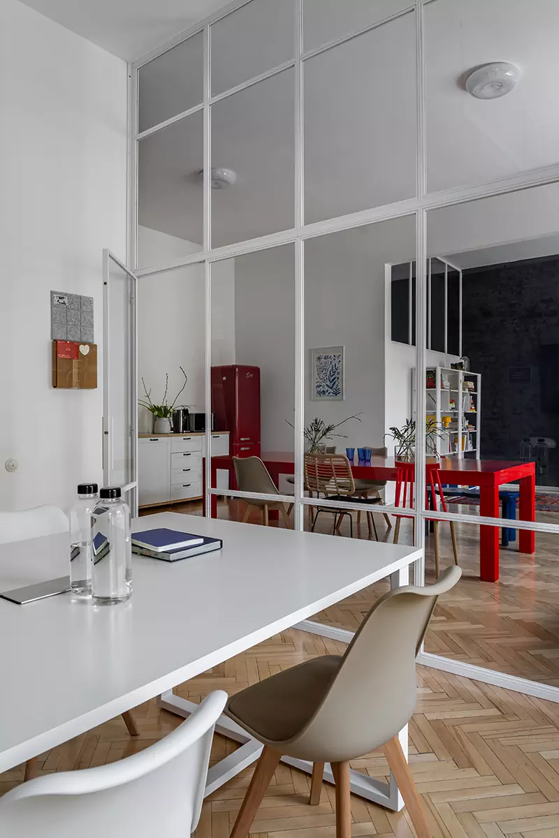 Постеры, контрастные детали и кирпичная кладка конца XVIII века в интерьере московского офиса — проект студии «ПЕТРОВА | АНДРОНОВА»