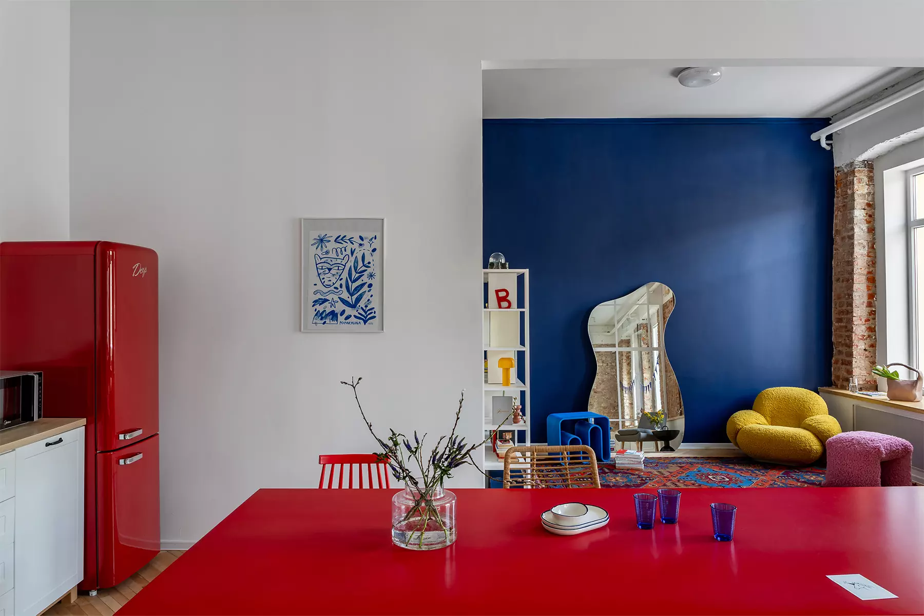 Постеры, контрастные детали и кирпичная кладка конца XVIII века в интерьере московского офиса — проект студии «ПЕТРОВА | АНДРОНОВА»