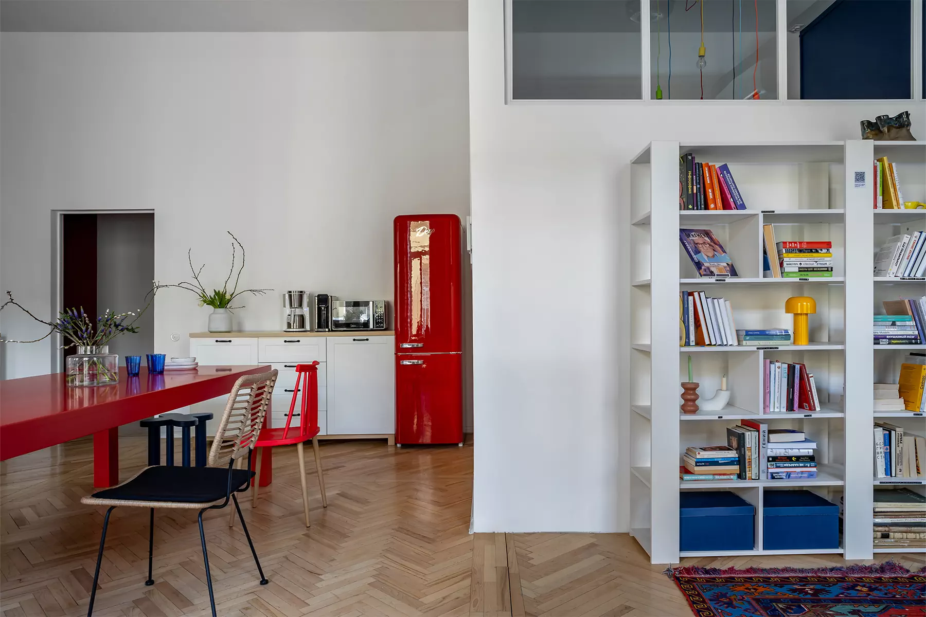 Постеры, контрастные детали и кирпичная кладка конца XVIII века в интерьере московского офиса — проект студии «ПЕТРОВА | АНДРОНОВА»