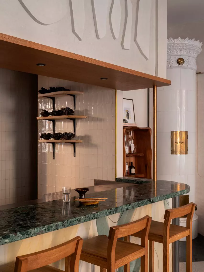 Патинированная латунь и асимметричный рисунок терраццо в обволакивающем интерьере ресторана — проект Эрика Братсберга