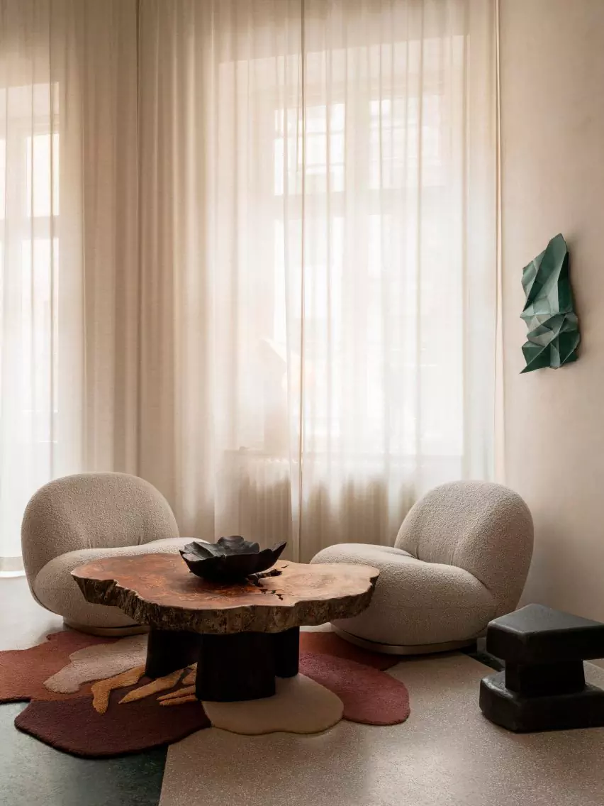 Патинированная латунь и асимметричный рисунок терраццо в обволакивающем интерьере ресторана — проект Эрика Братсберга