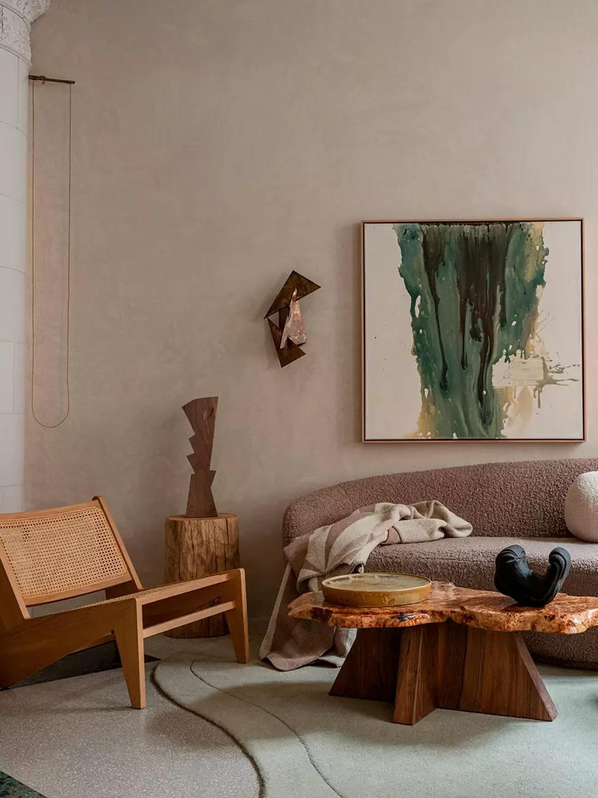 Патинированная латунь и асимметричный рисунок терраццо в обволакивающем интерьере ресторана — проект Эрика Братсберга