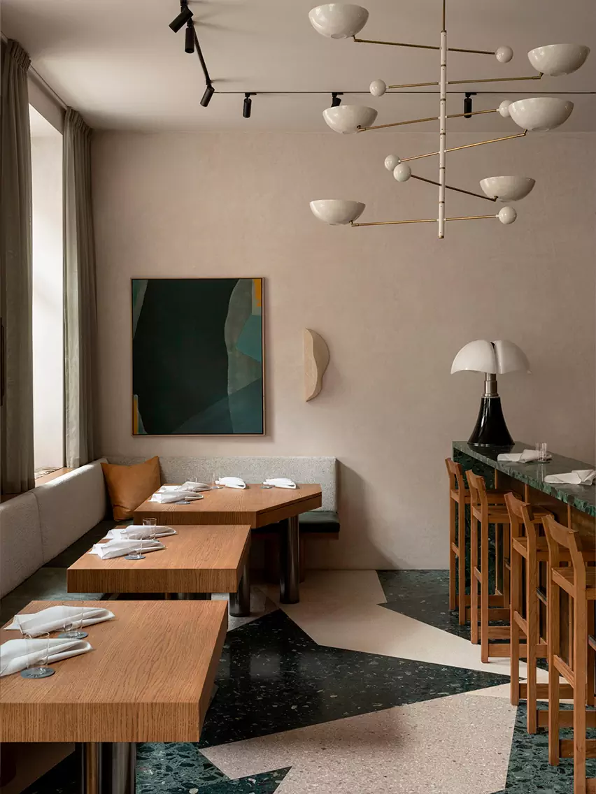 Патинированная латунь и асимметричный рисунок терраццо в обволакивающем интерьере ресторана — проект Эрика Братсберга