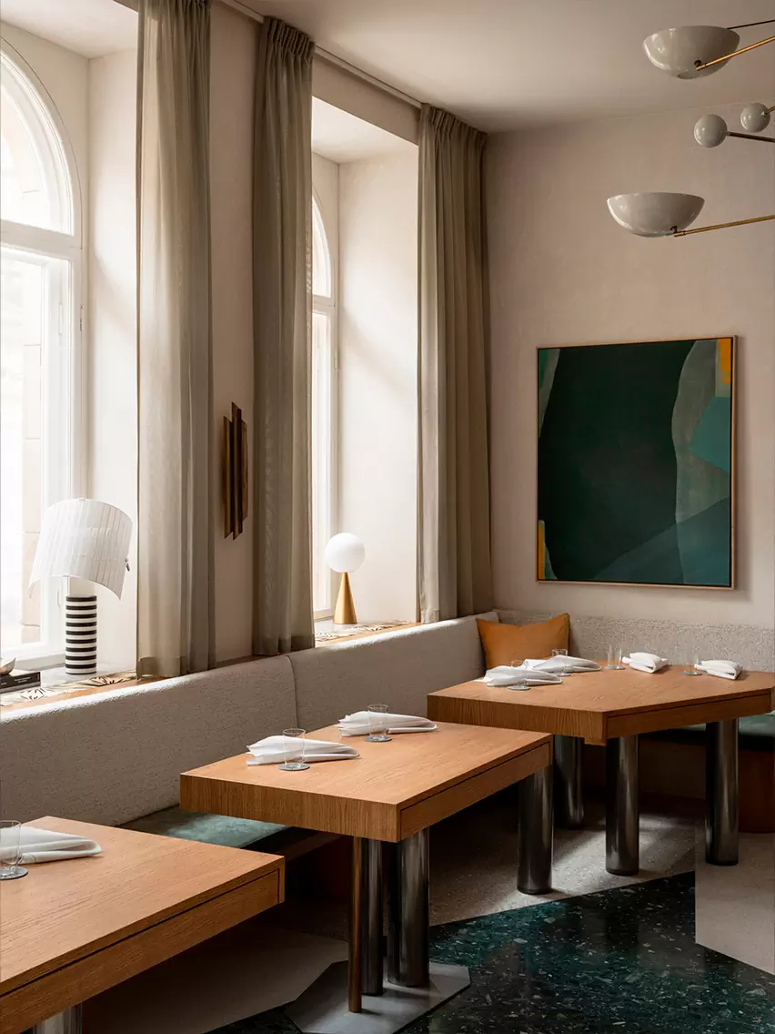 Патинированная латунь и асимметричный рисунок терраццо в обволакивающем интерьере ресторана — проект Эрика Братсберга