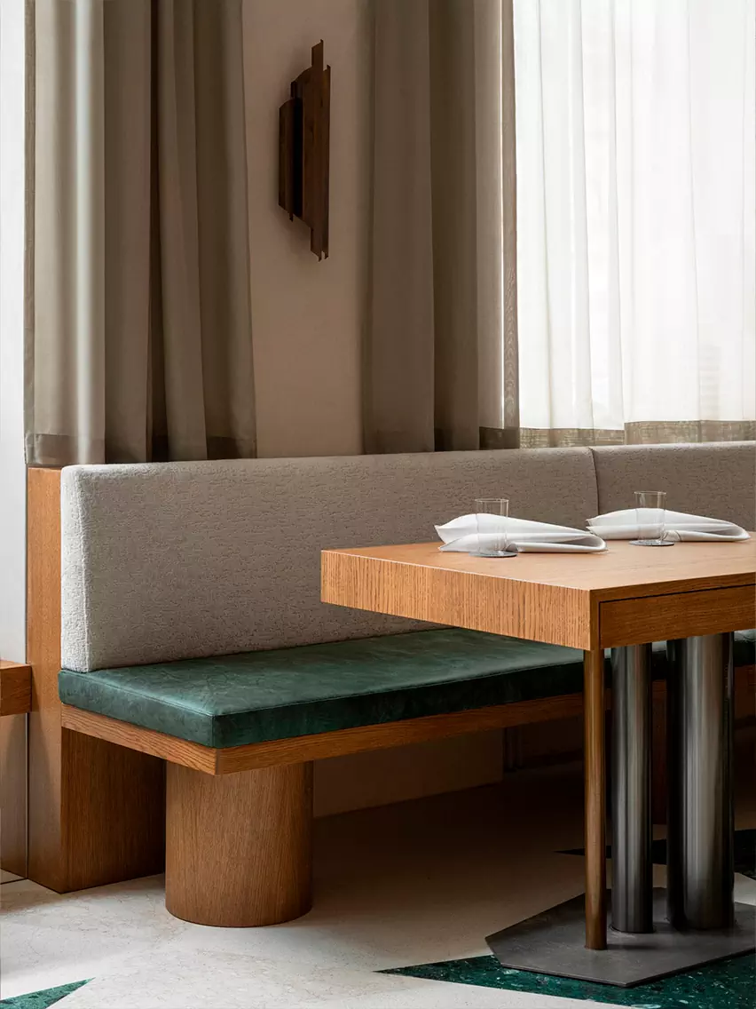 Патинированная латунь и асимметричный рисунок терраццо в обволакивающем интерьере ресторана — проект Эрика Братсберга