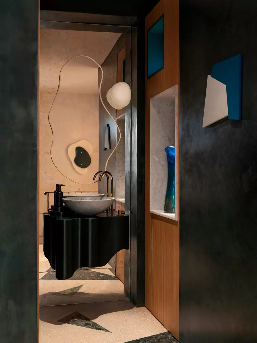 Патинированная латунь и асимметричный рисунок терраццо в обволакивающем интерьере ресторана — проект Эрика Братсберга