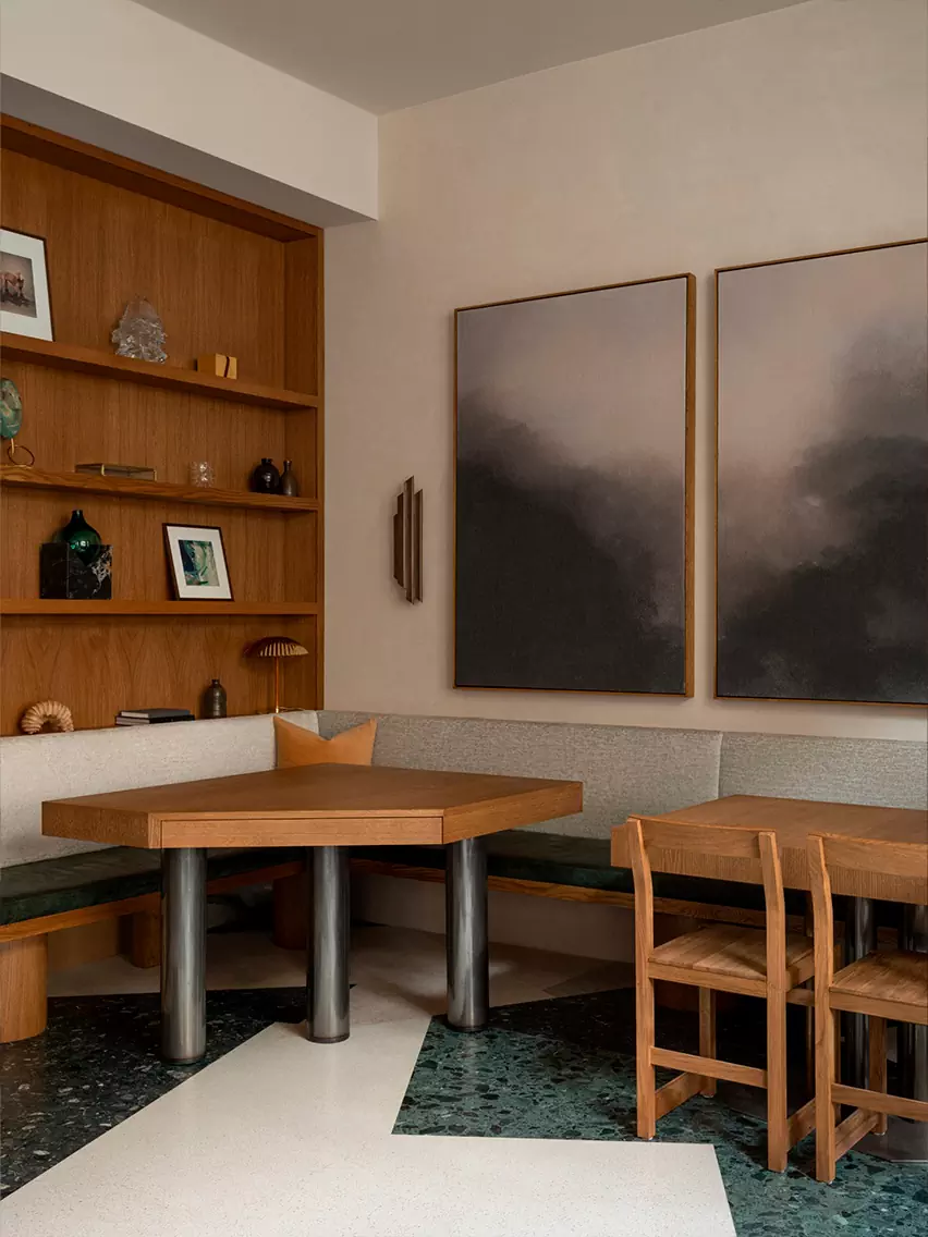 Патинированная латунь и асимметричный рисунок терраццо в обволакивающем интерьере ресторана — проект Эрика Братсберга