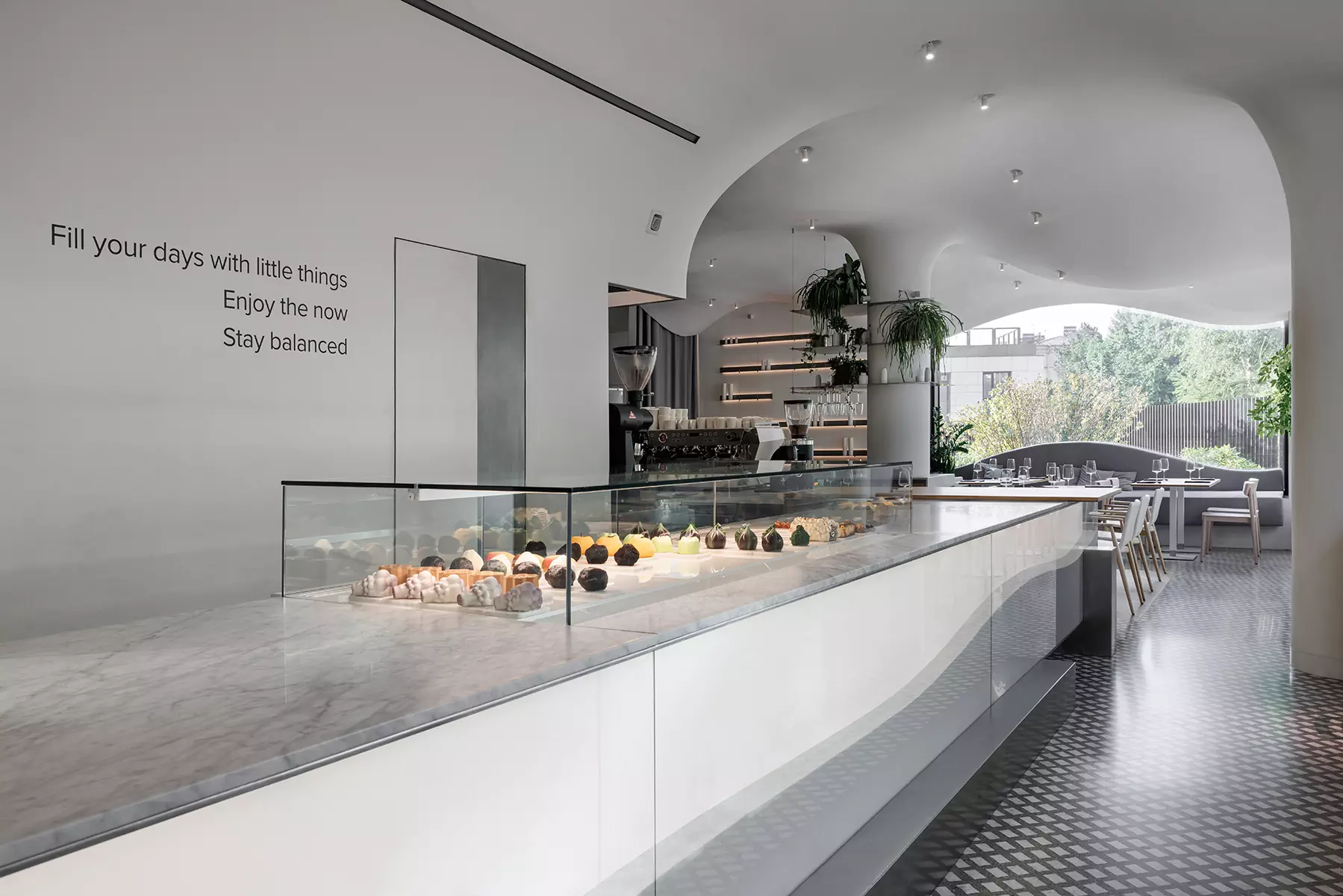 «Парящие» столярные изделия и скульптурный потолок в интерьере петербургской кондитерской — проект Марата Мазура