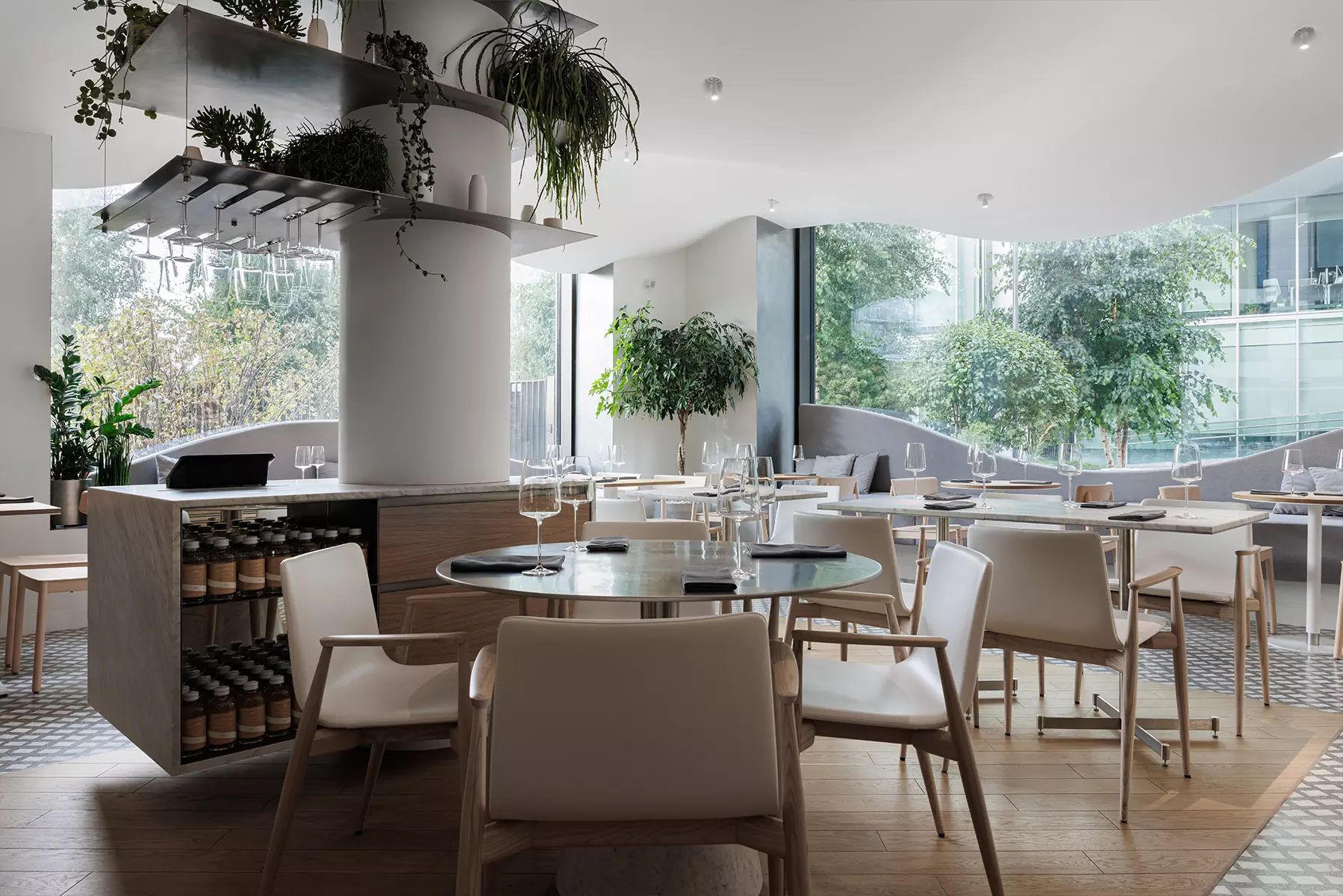 «Парящие» столярные изделия и скульптурный потолок в интерьере петербургской кондитерской — проект Марата Мазура