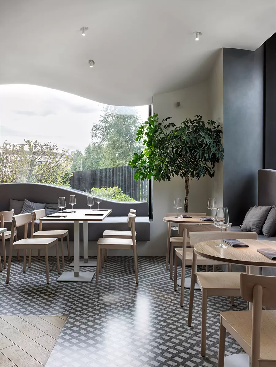 «Парящие» столярные изделия и скульптурный потолок в интерьере петербургской кондитерской — проект Марата Мазура