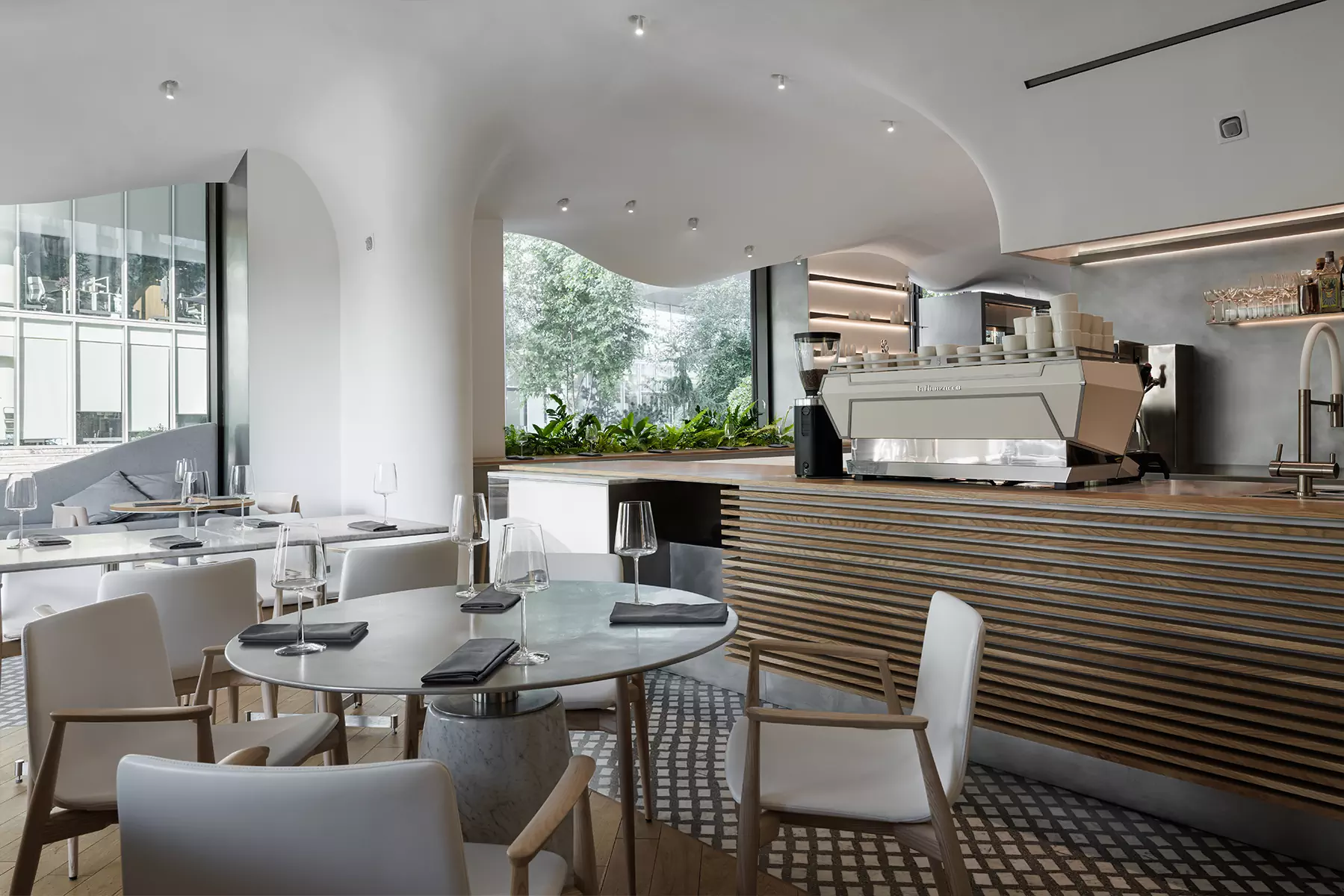 «Парящие» столярные изделия и скульптурный потолок в интерьере петербургской кондитерской — проект Марата Мазура