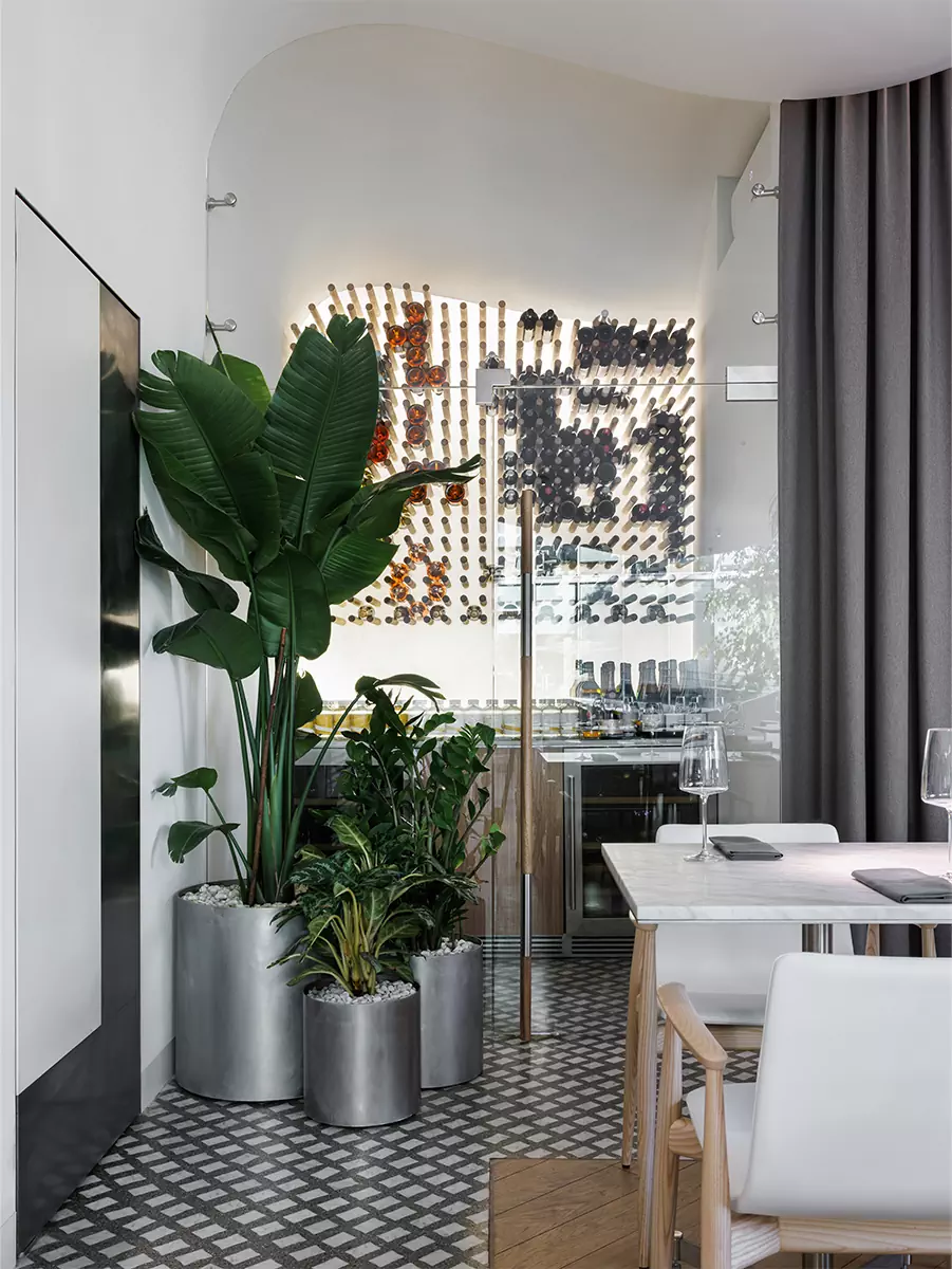 «Парящие» столярные изделия и скульптурный потолок в интерьере петербургской кондитерской — проект Марата Мазура