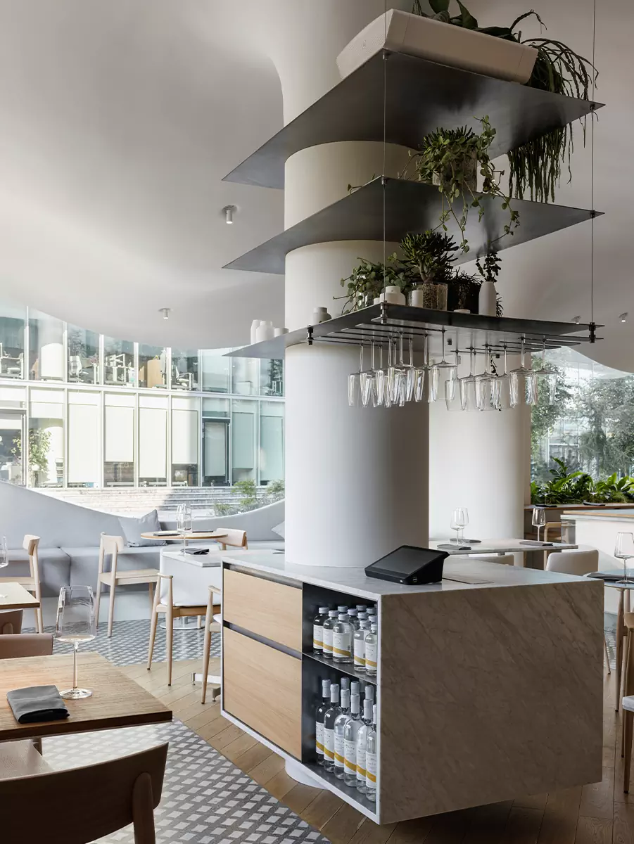 «Парящие» столярные изделия и скульптурный потолок в интерьере петербургской кондитерской — проект Марата Мазура