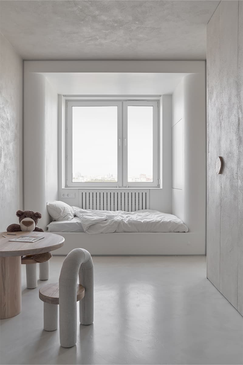 Ритмичные пилоны, зеркала и предметы собственного производства в интерьере екатеринбургской квартиры – проект студии А77