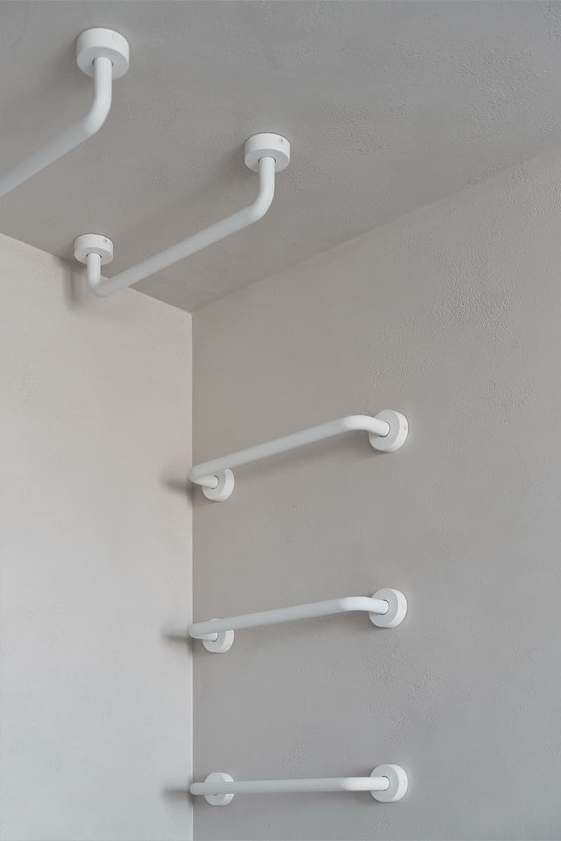 Ритмичные пилоны, зеркала и предметы собственного производства в интерьере екатеринбургской квартиры – проект студии А77