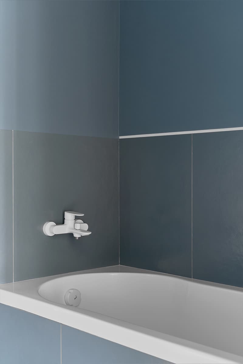 Ритмичные пилоны, зеркала и предметы собственного производства в интерьере екатеринбургской квартиры – проект студии А77