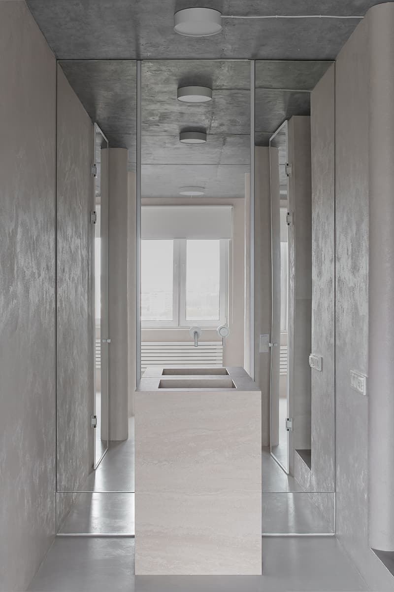 Ритмичные пилоны, зеркала и предметы собственного производства в интерьере екатеринбургской квартиры – проект студии А77