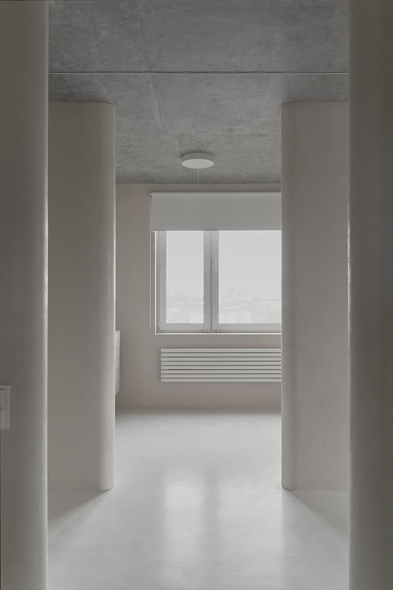 Ритмичные пилоны, зеркала и предметы собственного производства в интерьере екатеринбургской квартиры – проект студии А77