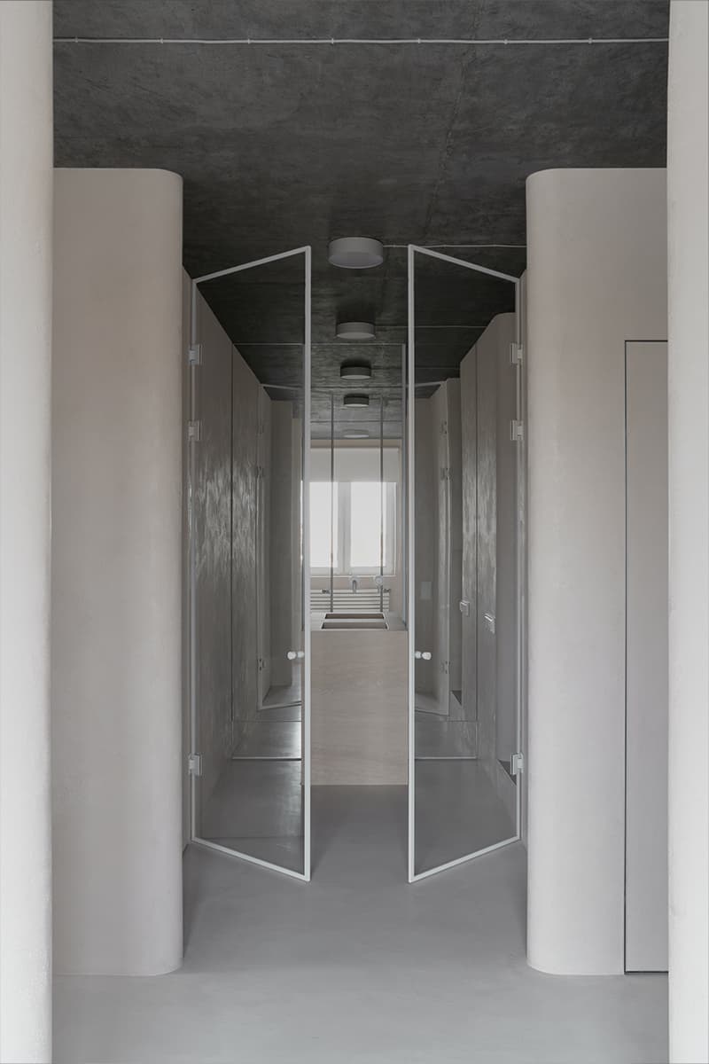 Ритмичные пилоны, зеркала и предметы собственного производства в интерьере екатеринбургской квартиры – проект студии А77