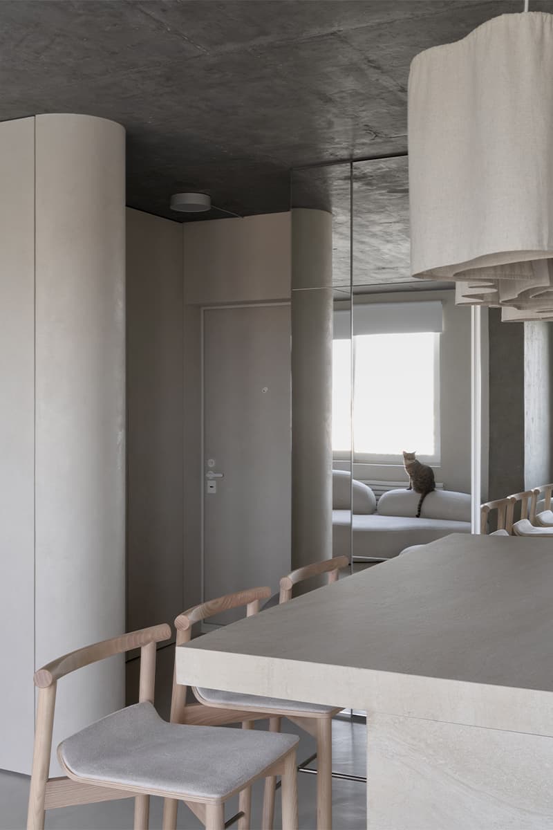 Ритмичные пилоны, зеркала и предметы собственного производства в интерьере екатеринбургской квартиры – проект студии А77