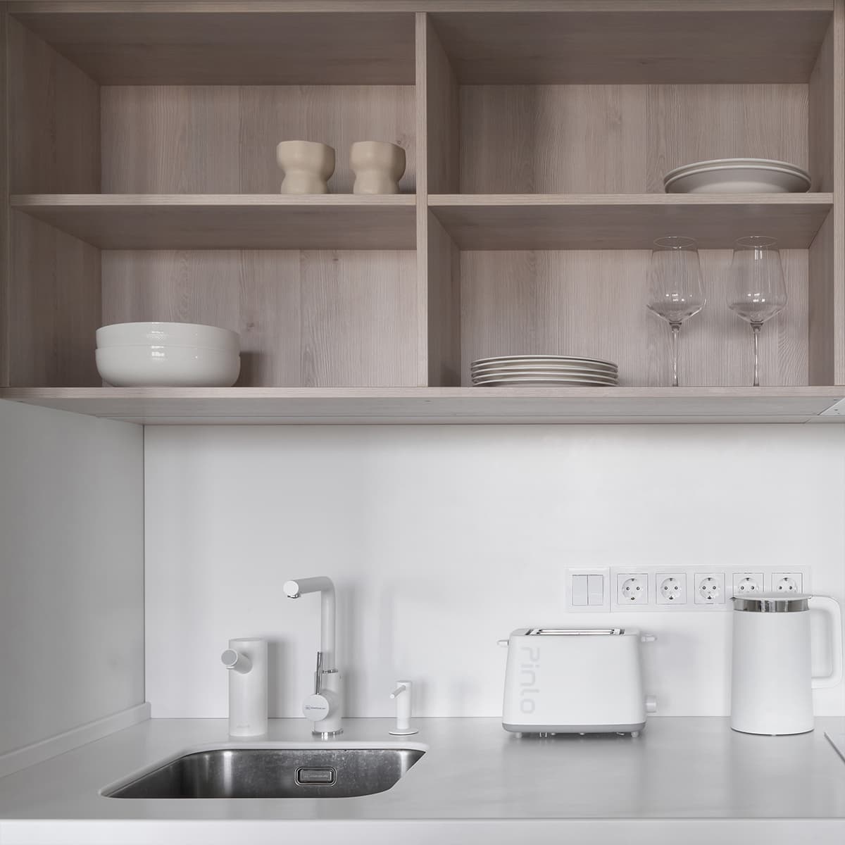 Ритмичные пилоны, зеркала и предметы собственного производства в интерьере екатеринбургской квартиры – проект студии А77