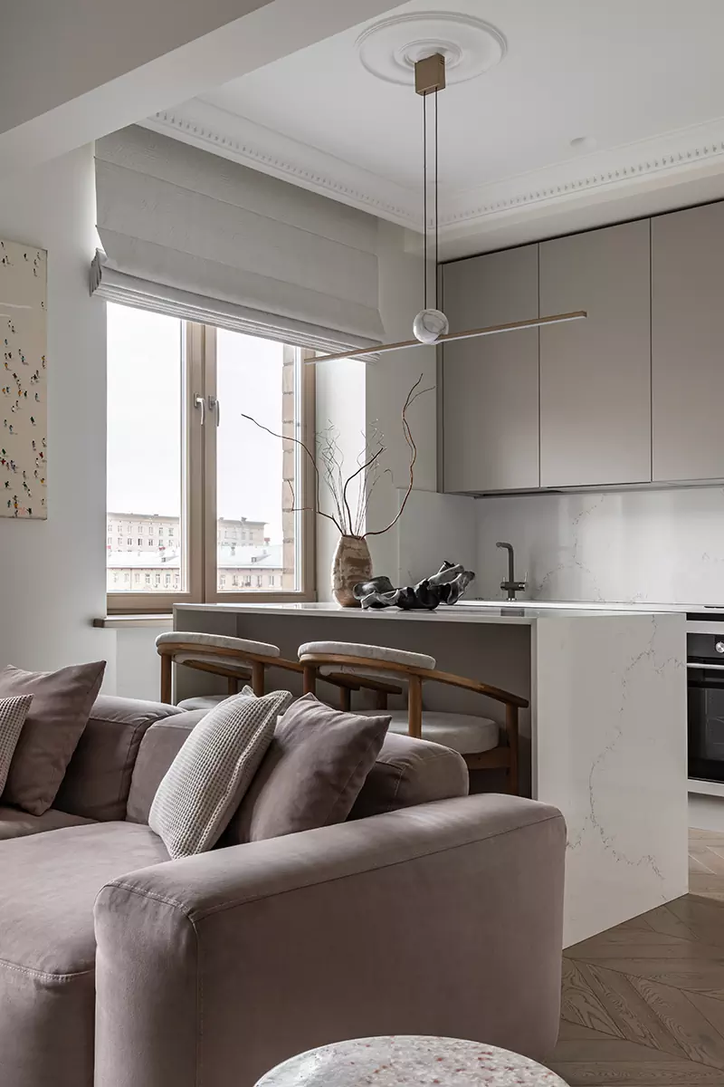 Современное искусство и зонирование цветом в интерьере квартиры с уединенной библиотекой — проект Фариды Яковлевой