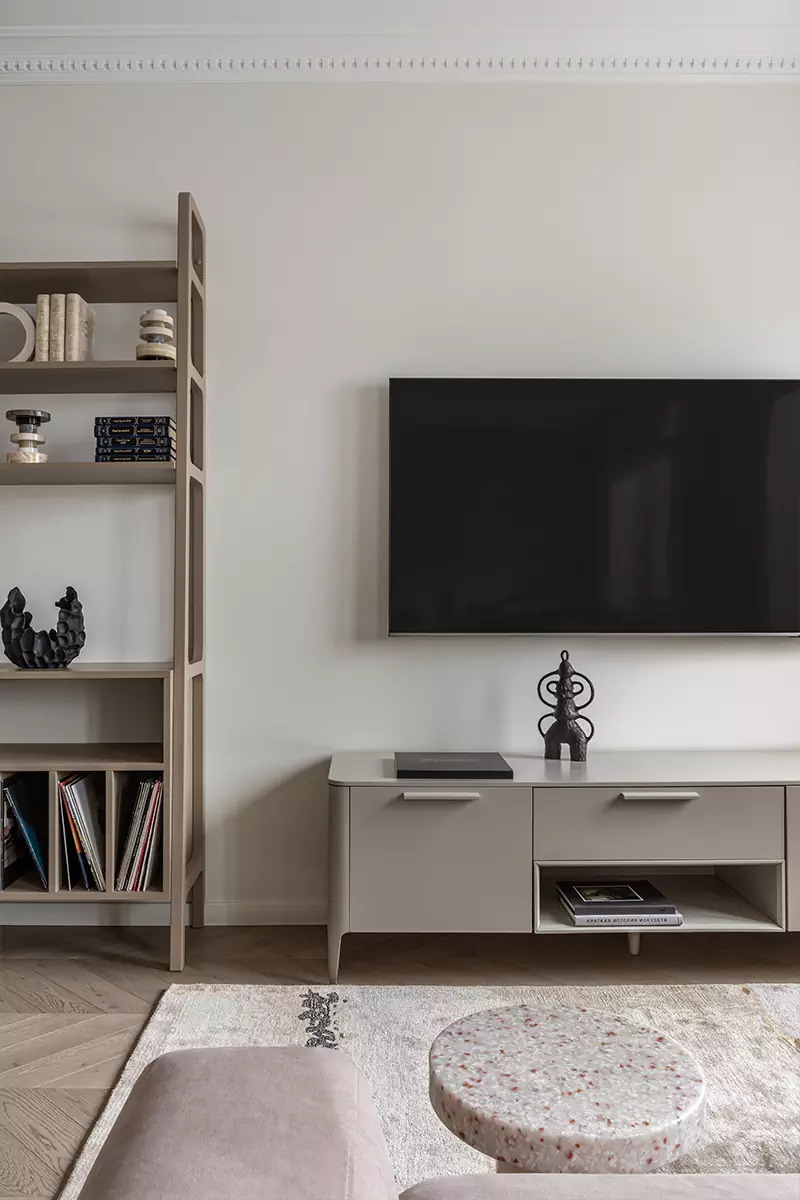 Современное искусство и зонирование цветом в интерьере квартиры с уединенной библиотекой — проект Фариды Яковлевой