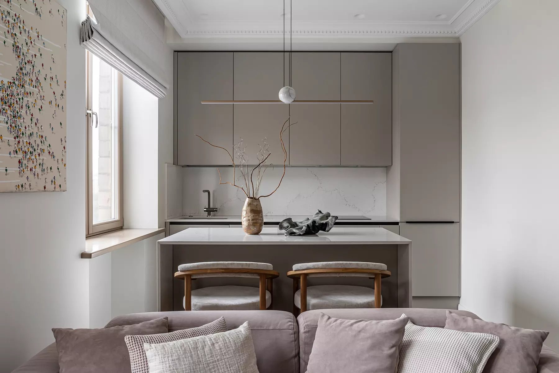 Современное искусство и зонирование цветом в интерьере квартиры с уединенной библиотекой — проект Фариды Яковлевой