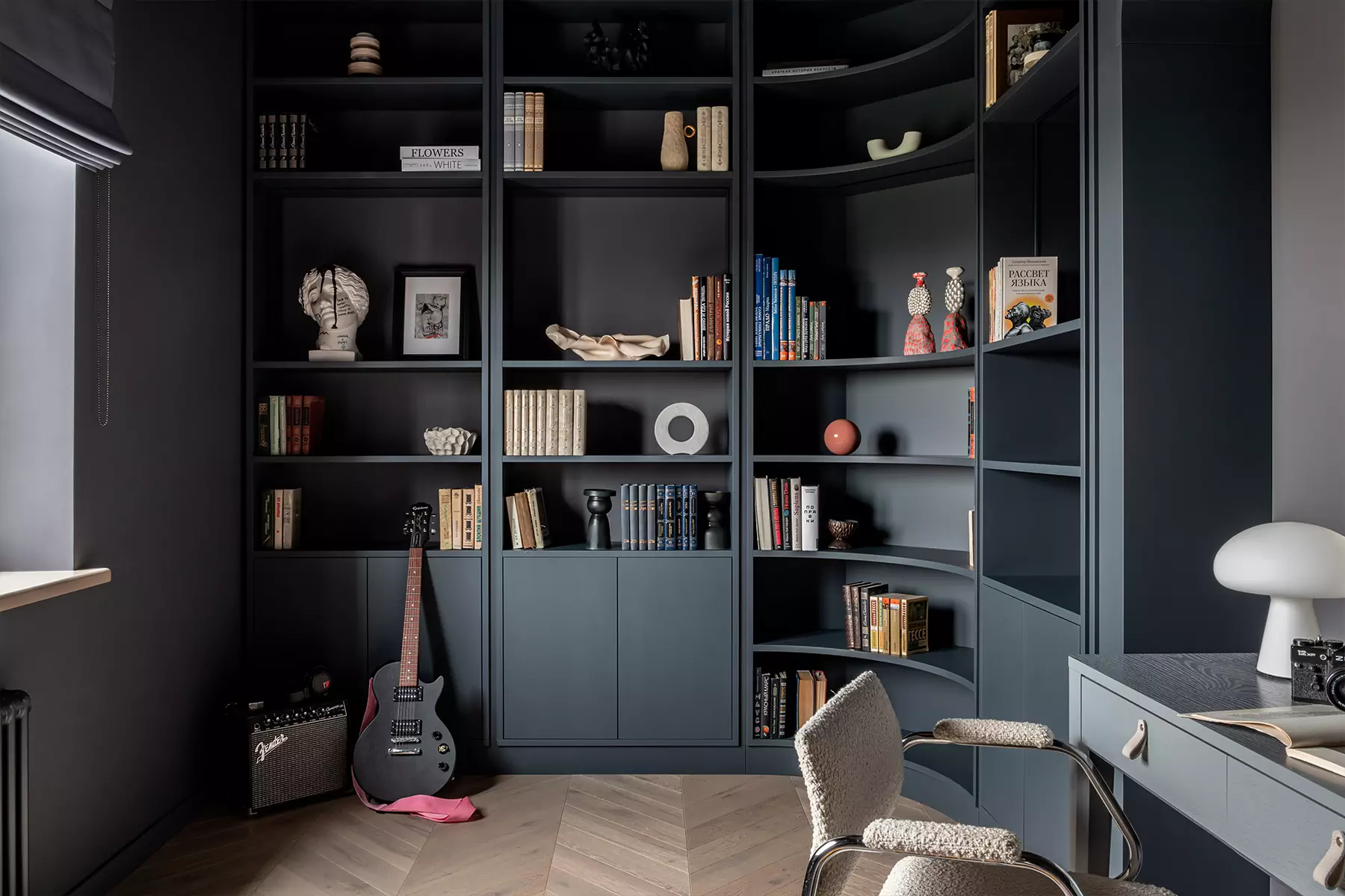 Современное искусство и зонирование цветом в интерьере квартиры с уединенной библиотекой — проект Фариды Яковлевой