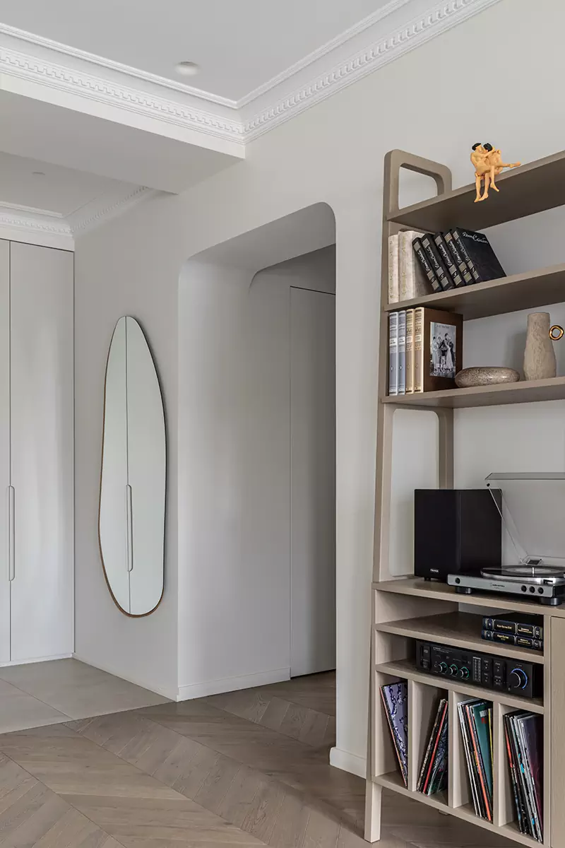 Современное искусство и зонирование цветом в интерьере квартиры с уединенной библиотекой — проект Фариды Яковлевой