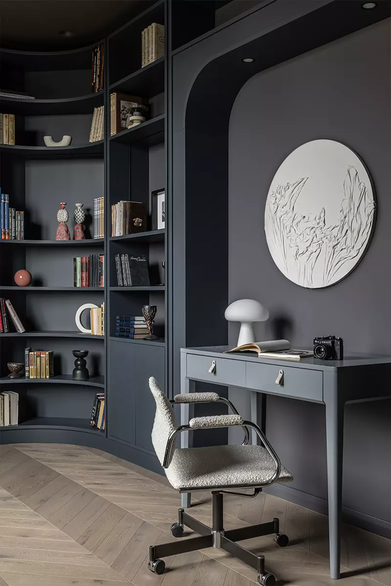 Современное искусство и зонирование цветом в интерьере квартиры с уединенной библиотекой — проект Фариды Яковлевой