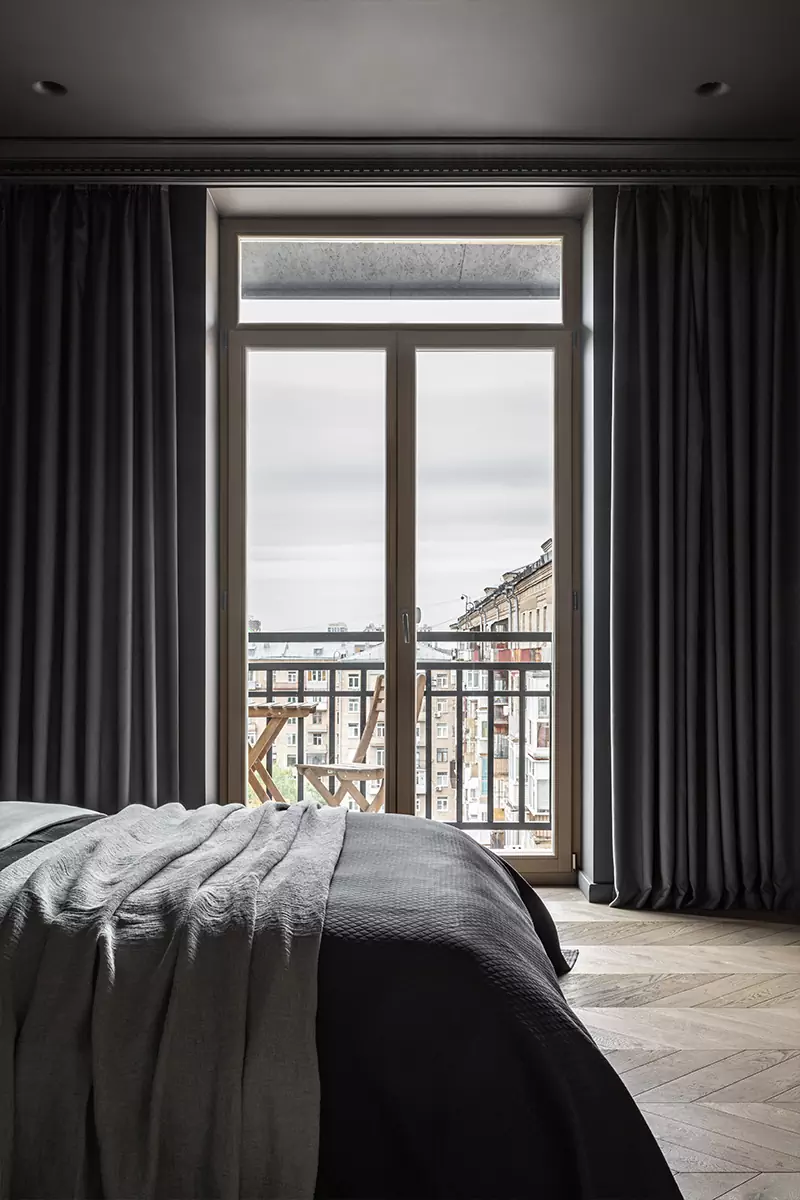 Современное искусство и зонирование цветом в интерьере квартиры с уединенной библиотекой — проект Фариды Яковлевой