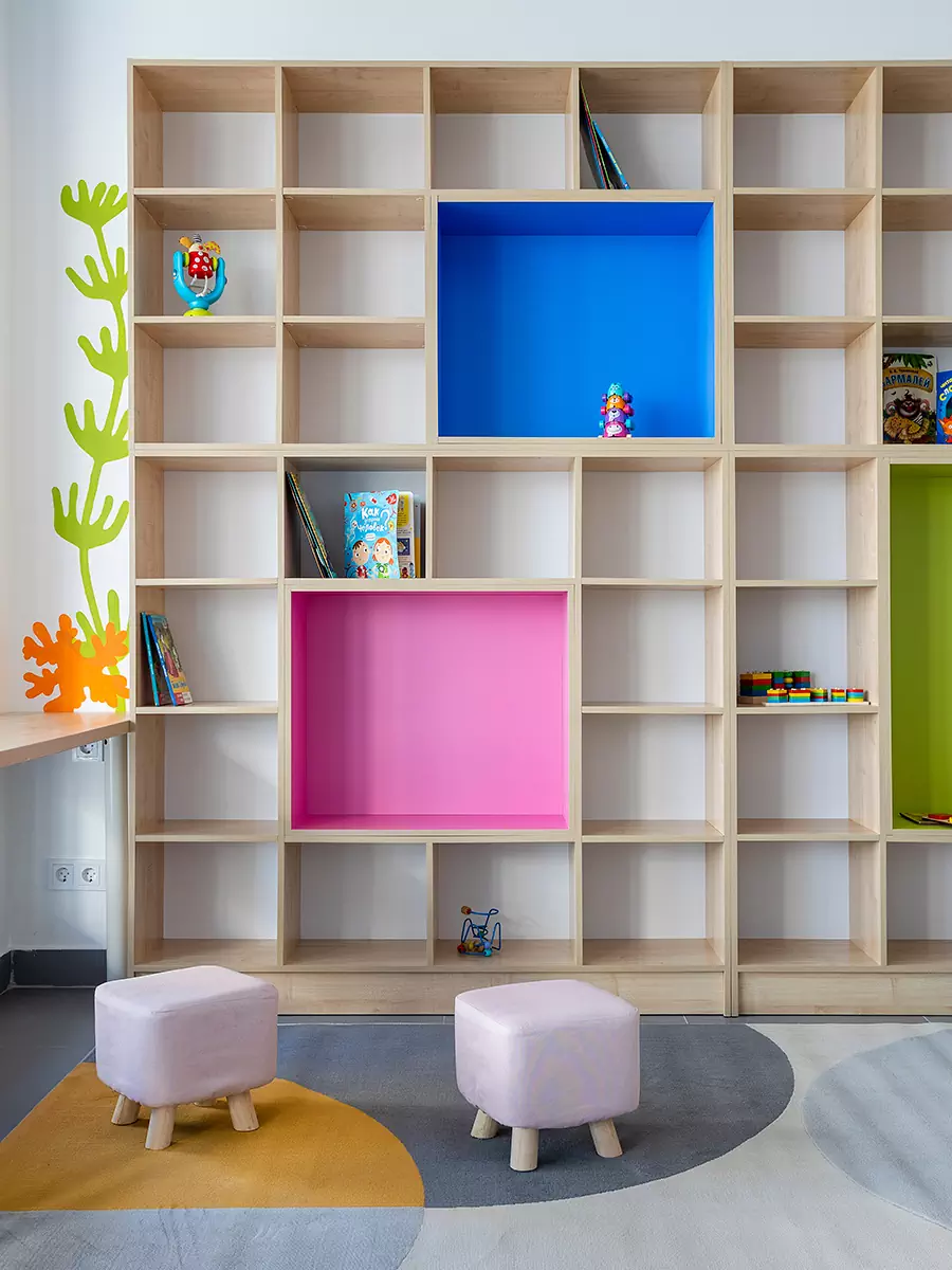 Морская тематика в интерьере инклюзивного детского бассейна с яркими деталями — проект студии LR Design Atelier