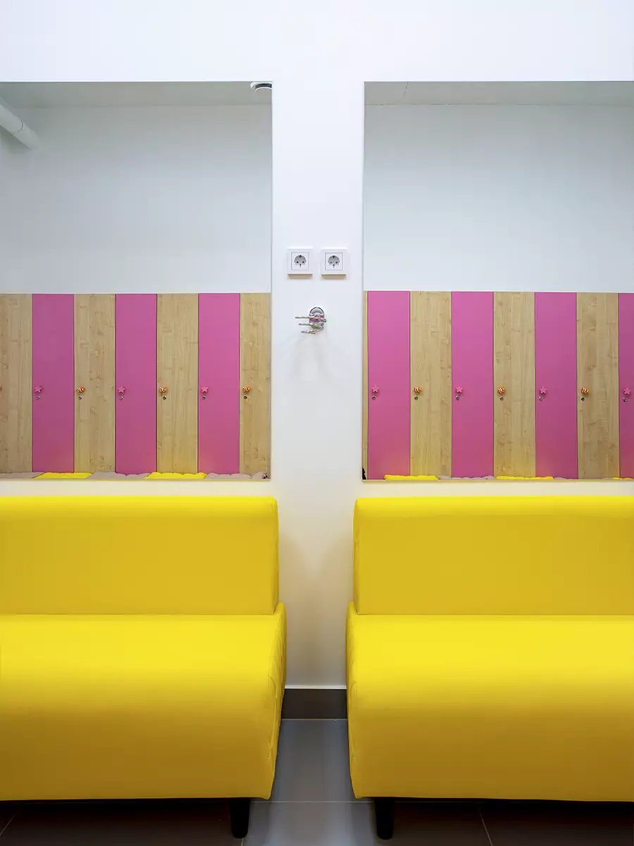 Морская тематика в интерьере инклюзивного детского бассейна с яркими деталями — проект студии LR Design Atelier