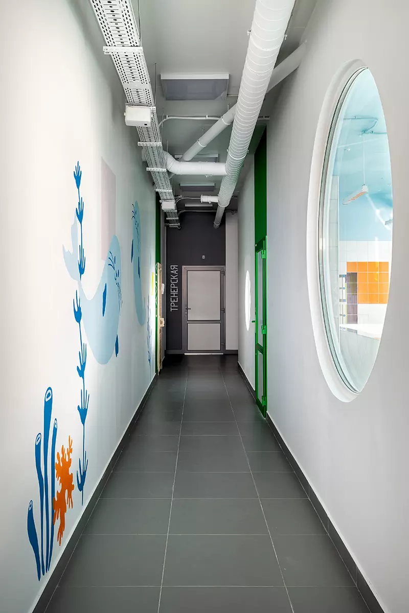 Морская тематика в интерьере инклюзивного детского бассейна с яркими деталями — проект студии LR Design Atelier