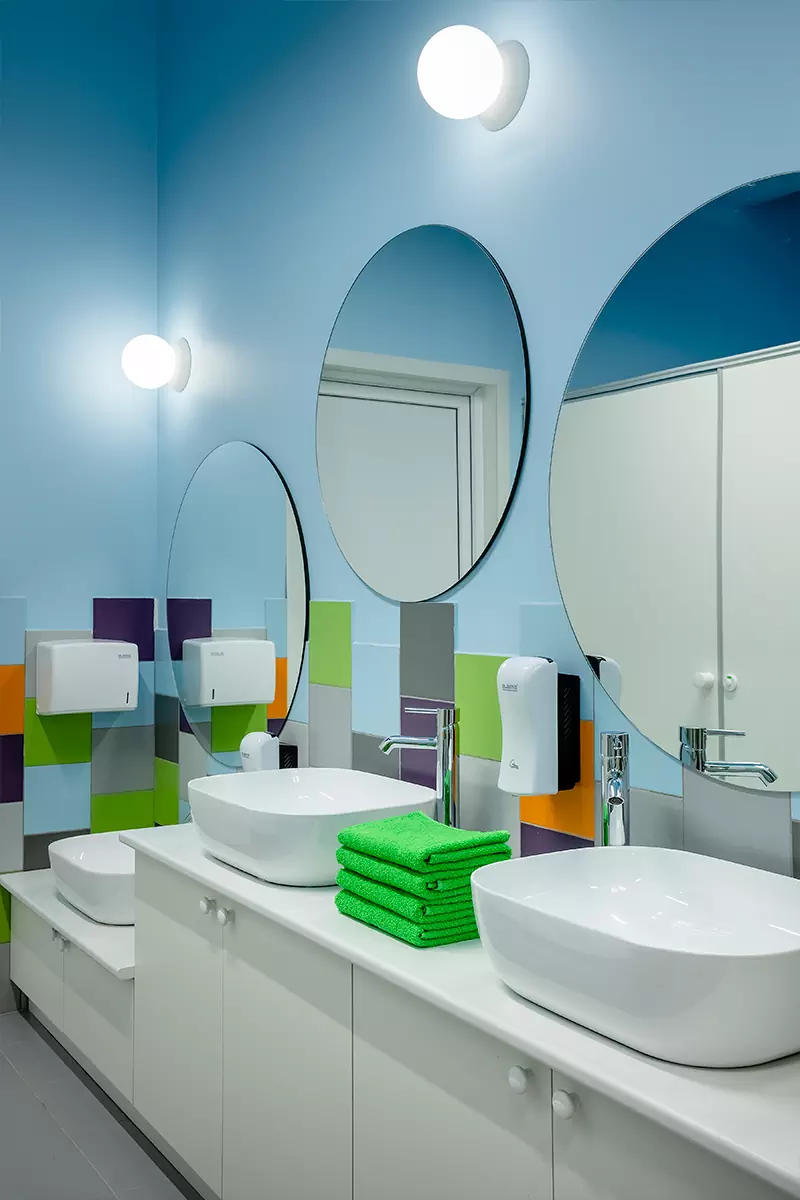 Морская тематика в интерьере инклюзивного детского бассейна с яркими деталями — проект студии LR Design Atelier