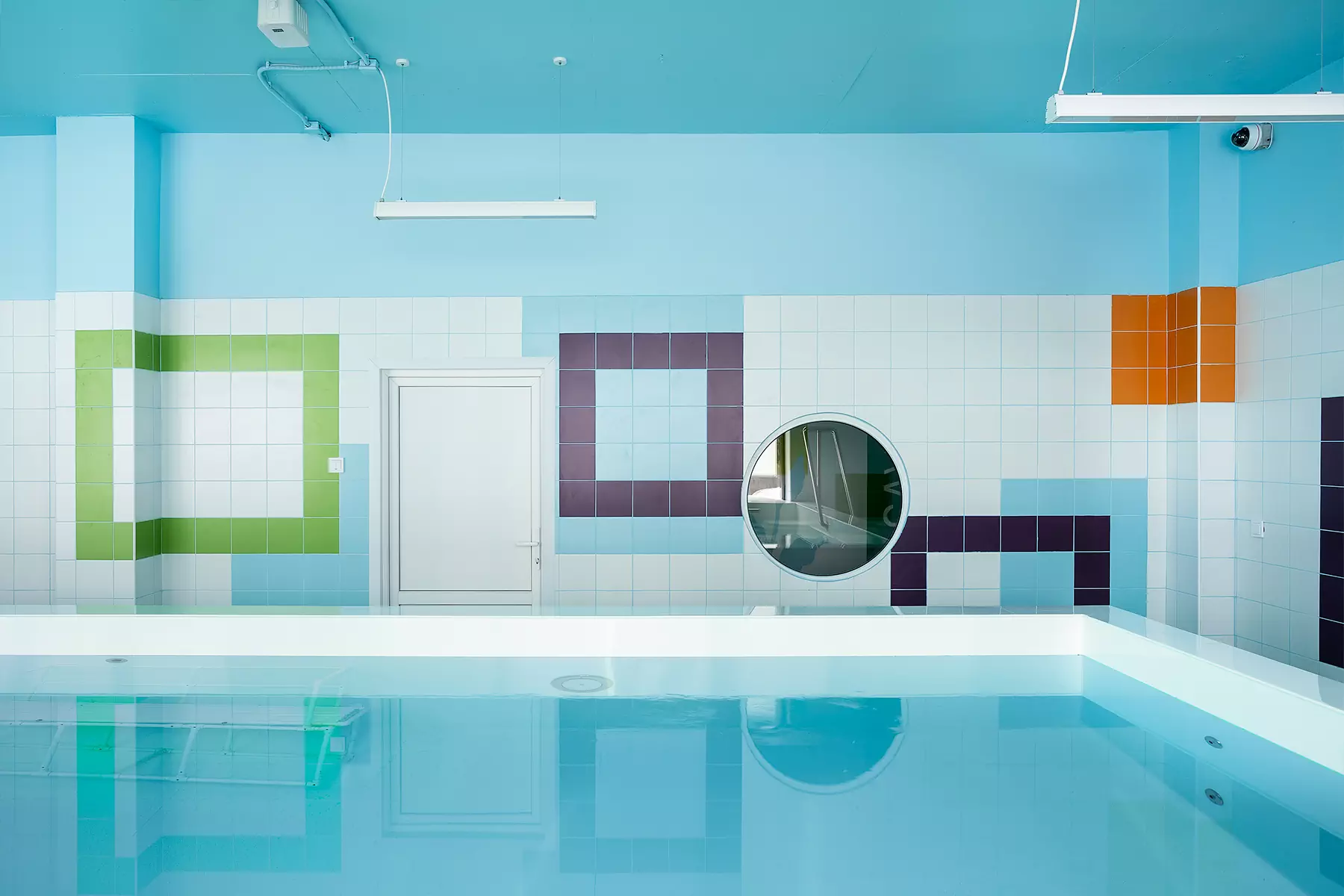 Морская тематика в интерьере инклюзивного детского бассейна с яркими деталями — проект студии LR Design Atelier