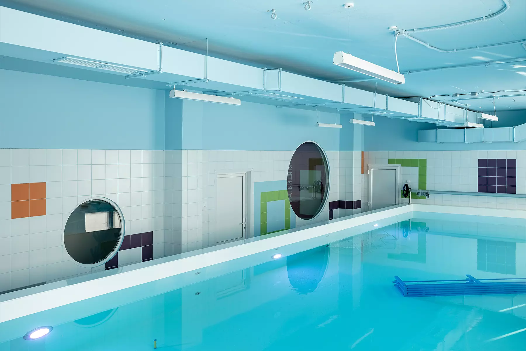 Морская тематика в интерьере инклюзивного детского бассейна с яркими деталями — проект студии LR Design Atelier