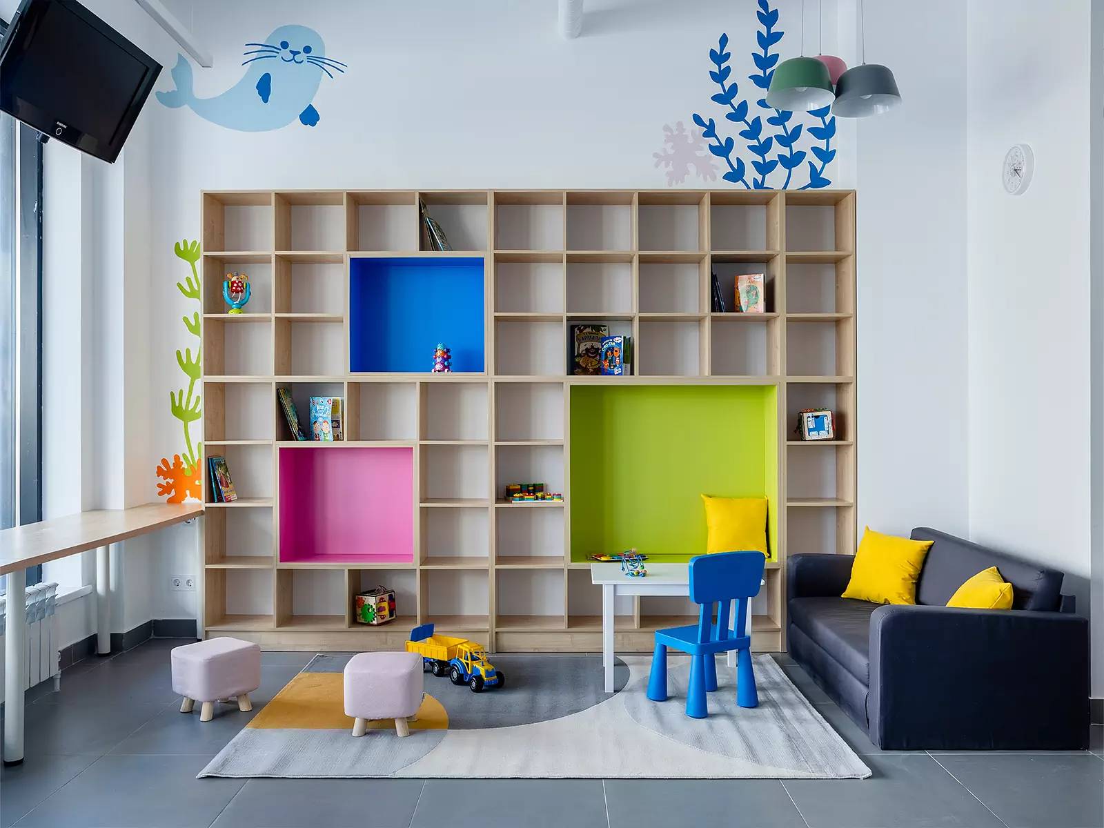 Морская тематика в интерьере инклюзивного детского бассейна с яркими деталями — проект студии LR Design Atelier