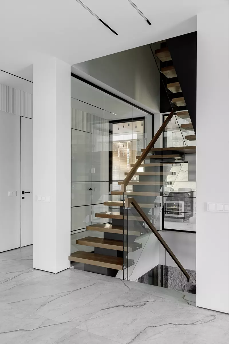 Торжественный интерьер загородного дома с графичными деталями и натуральным мрамором – проект Бюро EgoDesignStudio